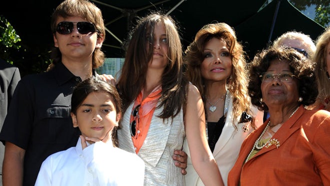 PARIS JACKSON KIDS AND GRANDMA.jpg